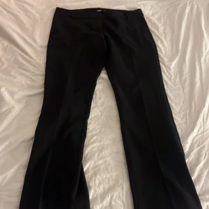 Svarta kostymbyxor - Svarta kostymbyxor från bik bok i storlek 42. Byxorna har använts ca 5 ggr. Dom är inte slitna alls , ser helt nya och fina ut.