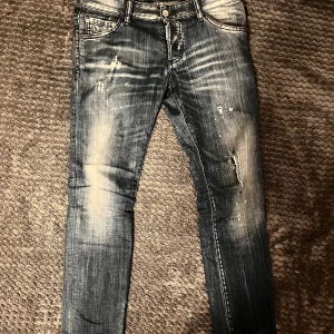 Dsquared2 jeans - Hejsan 👋! Jag säljer mina snygga dsquared2 jeans. Skick 9,5/10. Ny pris ca 5000 mitt pris 699. Priset kan såklart diskuteras om de skulle vara så. Missa inte ut på denna deal och tveka ej om du är intresserad eller har några frågor. 