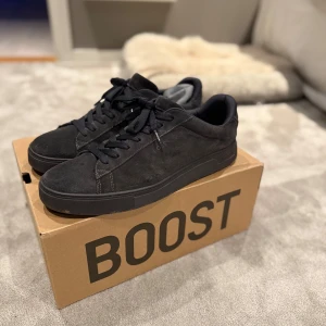 Boss RHYS TENN skor  - Tjena!  Säljer nu mina boss skor då dem inte längre passar. Är hela och i fint skick, om ni har fler frågor är det bara att skriva. Mvh Gustav