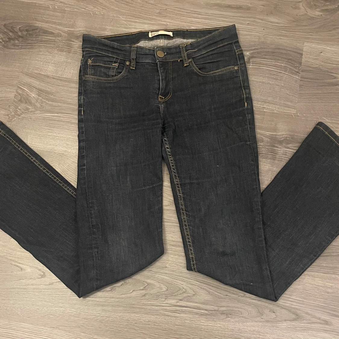 Bootcut mörkblå jeans 
