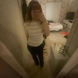 Vit spets t shirt - Säljer denna vita spets tröjan, knappt använd alls då den är lite genomskinlig dessutom!💗