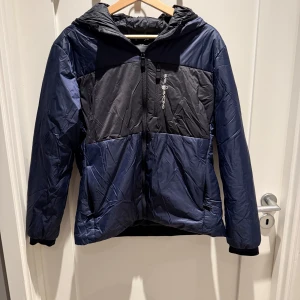 Sail Racing primaloft jacket - Säljer nu min jacka då den blivit för liten, fint skick och inga skador. Alla dragkedjor funkar som de ska. Ny pris 2000+ Storlek: 176cm så mellan XS och S