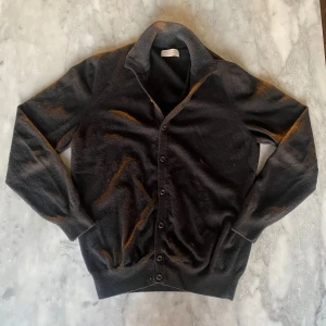 Falconeri Kashmir cardigan svart  - Skick: 9/10. Tröjan har inga defekter och är i väldigt bra skick. Från märket falconeri i 100% Kashmir i storlek M. Om du är osäker på om det kommer att passa kan du alltid fråga om mått!