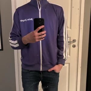 Palm Angels jacka - Säljer en snygg lila track jacket från Palm Angels. inget fel på varan. Hör av er vid fundering