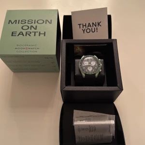 Omega Moonswatch ”mission on earth”   - Säljes med box, kvitto samt originalarmband. Sitter ett gummiarmband på idag från wristbuddys. Tar gärna emot bud på klockan, inget pris är ristat i sten.