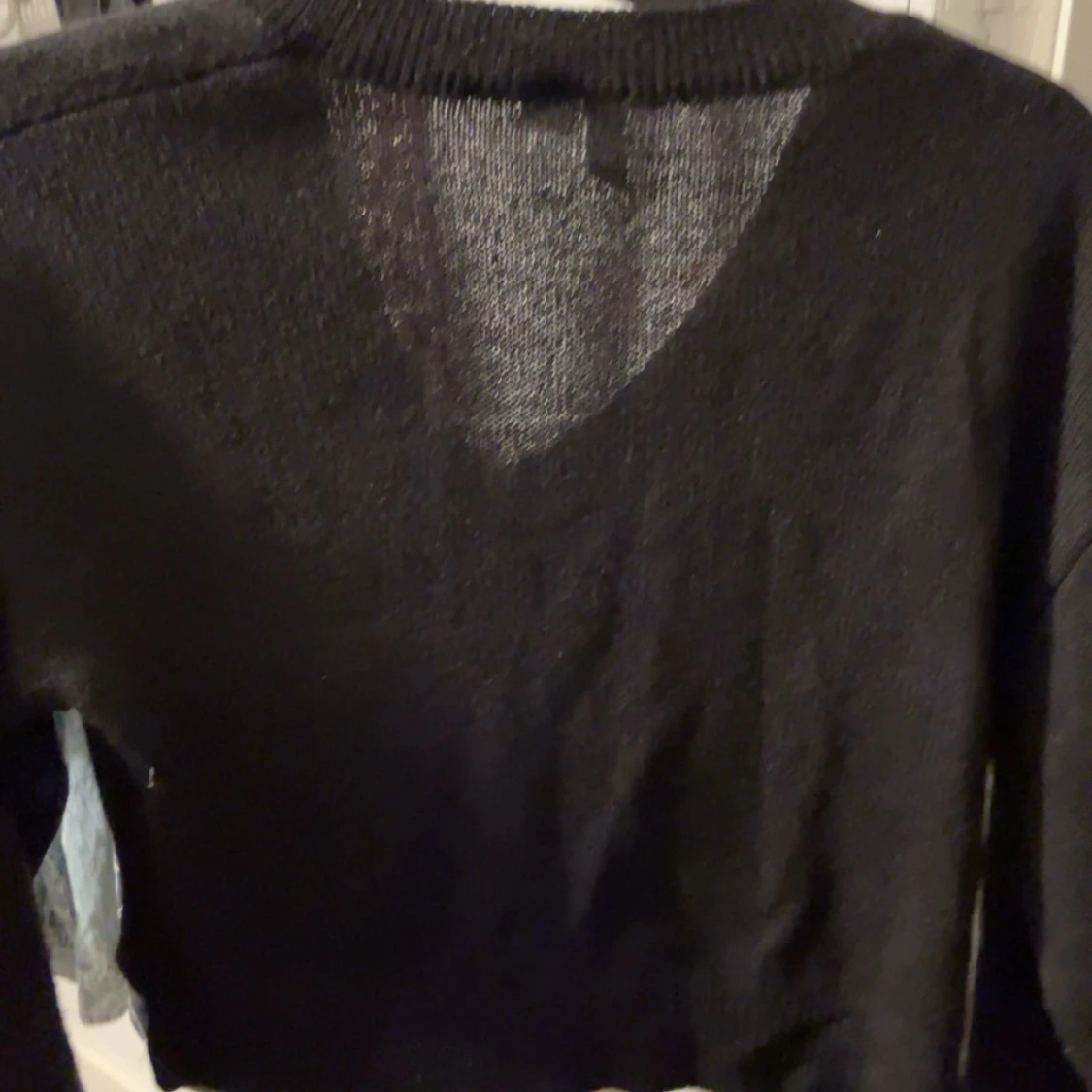 Svart V-ringad tröja från Divided - 1