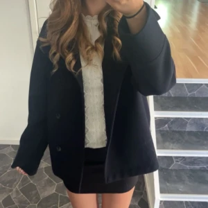mörkblå kappa - säljer denna super fina mörkblå lite tunnare kappa från gina! köpt på barnavdelningen så den är i storlek 170, men skulle säga att den skulle passa en som har Xs,S också❣️
