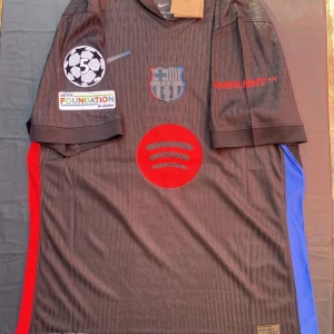 Barcelona 24/25 bortatröja  -  Säljer denna snygga lamine yamal  borta tröjan för säsong 24/25 I storlek S helt ny oanvänd tröja med tagg. kvalite fotbollströja som sticker ut från mängden postar inom 24h pris kan diskuteras skriv vid frågor 