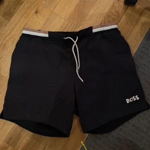 Hugo boss shorts - Näst intill nya, storlek M-L. Frakt samma dag, klicka gärna köp nu!