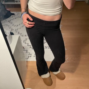 Svarta yogapants från Brandy Melville❣️ - Snygga svarta leggings från Brandy Melville💞De har en tight passform och passar xs/s/m bra. Stretchigt material som ger komfort hela dagen. Inga defekter. Jag är 167cm! Köpte från Portugal förra sommaren.  Kom gärna med bud💝