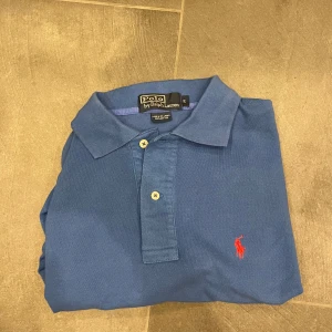 Pike ifrån Ralph lauren - Säljer denna blåa piké ifrån Ralph lauren. Den är i fint skick och är i storleken S. Hör av er vid funderingar!💫