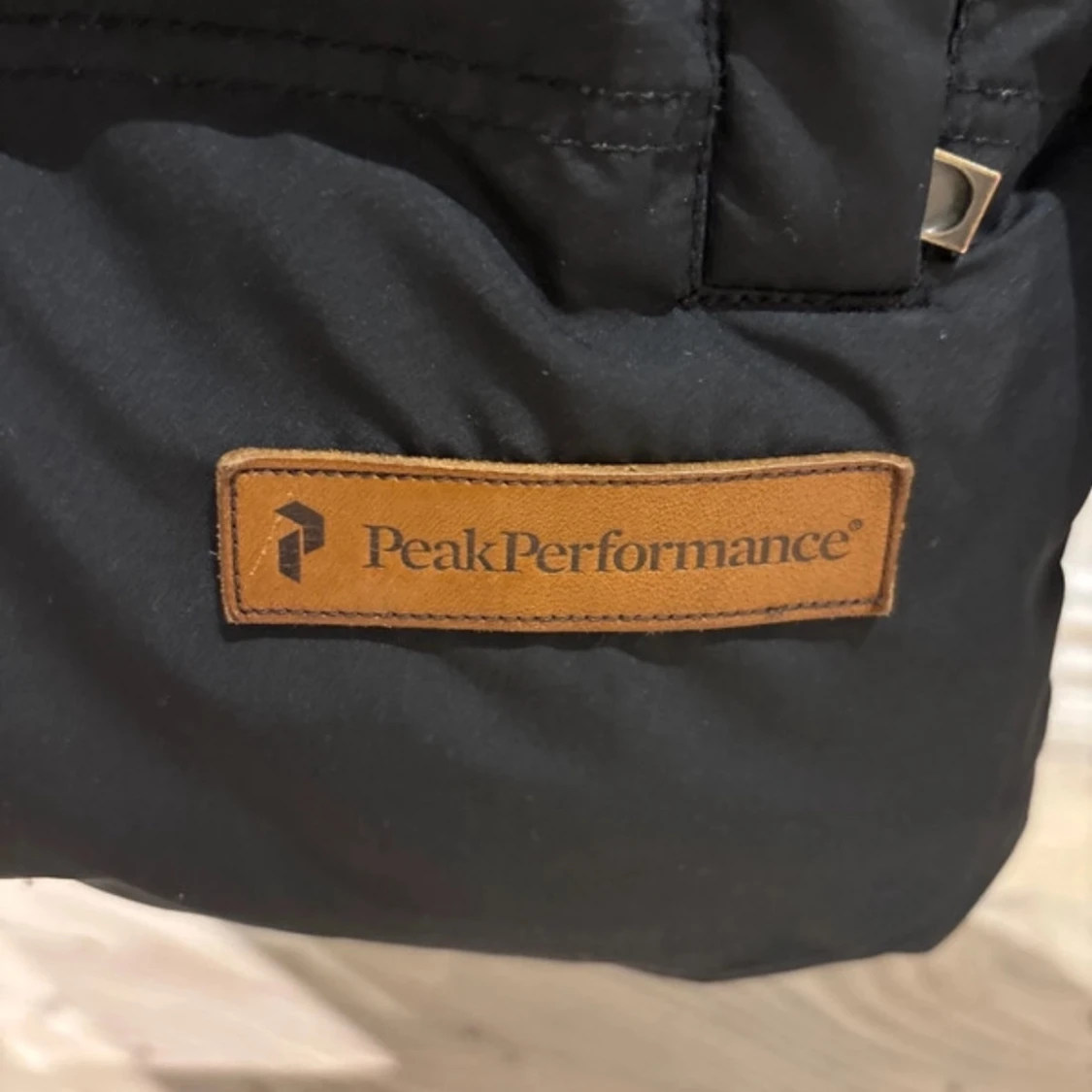 Svart pufferjacka från Peak Performance - 91