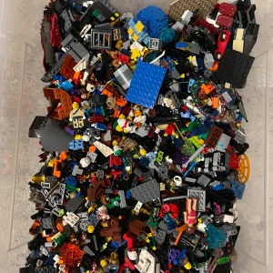 Lego - Tjena, säljer nu mitt Lego som jag inte använder längre. Det är cirka 20kg och finns det mesta som gubbar, några färdigbyggda sett och halv byggda. Hämtas i Göteborg eller kan eventuellt fraktas runt i Sverige.
