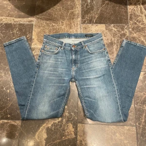 Oscar Jacobson Jeans - Säljer dessa Oscar Jacobson jeans i en slimmodel. Finns litet hål på baksidan (bild 5) som lätt går att sy ihop. Annars är jeansen i väldigt fint skick. Storlek w29 l32. Hör av dig vid funderingar.