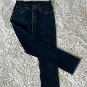 Mörkblå jeans från Nudie Jeans - Snygga mörkblå jeans från Nudie Jeans i nyskick. Storlek 29 32. Skriv om ni har frågor!!