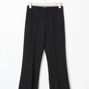 Kostymbyxa tall - Fina kostymbyxor från Gina Tricot, är i bra skick och är i stl M. Skriv vid frågor. Priset kan diskuteras💕