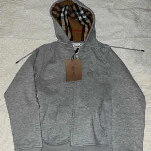 Burberry zip hoodie  - Hej, säljer en helt ny burberry zip hoodie eftersom den inte passar mig. Storlek M men tröjan är mindre vilket gör att den passar S. 