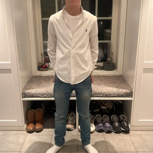 Ralph skjorta - Tja, säljer denna feta Ralph skjortan!! Tips passa på nu när det är vinter! För alla skjortor kommer vara slut på sommarn!!! Den är 18 barn storlek men passar som S. Modellen är 170 55kg. Finns lite täcken på användning vid mitten då sömnen har hoppat lite, fråga om ni vill ha bild på det! Mvh Jacob
