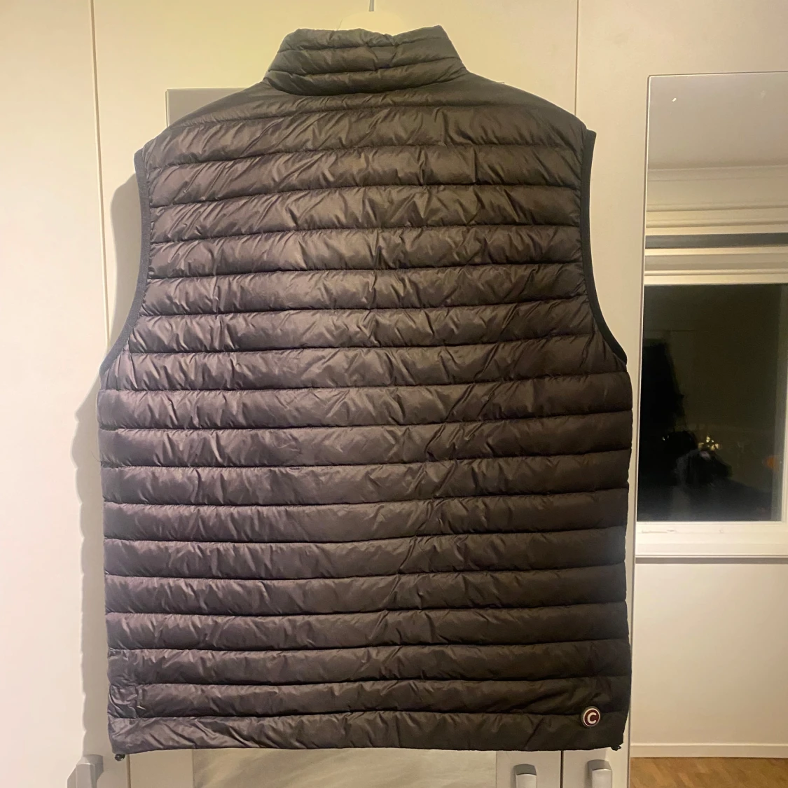 Mörkgrå dunväst från Colmar - 2