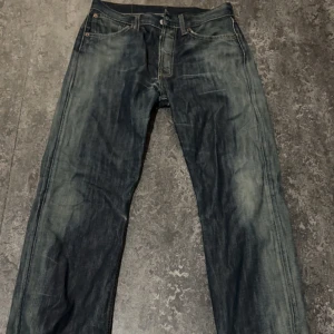 Levis 501 jeans - Klassiska vintage Levis 501 jeans i en snygg blå tvätt. De har en rak/bootcut passform och är tillverkade i slitstarkt denim. Perfekta för en vintage eller y2k look. Dem har haft ett litet hål i inre låren men har fixats upp !! Jeansen är storlek L men går även som M om man vill ha lite loose fit 