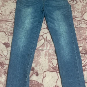 Blå jeans från Newport Bay - Snygga blå jeans från Newport Bay med klassisk design. De har en rak passform och är perfekta för en avslappnad stil. Märket är känt för sin kvalitet och tidlösa stil.