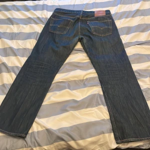 Levi's 501 jeans - Klassiska Levi's 501 jeans i blå denim. De har en rak passform med knappgylf och fem fickor. Byxorna köptes nya i september. Jag har gått ner mycket i vikt, och därför passar byxorna inte längre. De har en straight passform och är midwaist. W34 L30