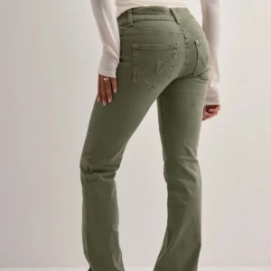 Gröna lowwaist jeans - Så snygga lågmidjade boutcut jeans i grön. Kan inte returnera, aldrig använda med prislapp kvar. Nypris 700kr