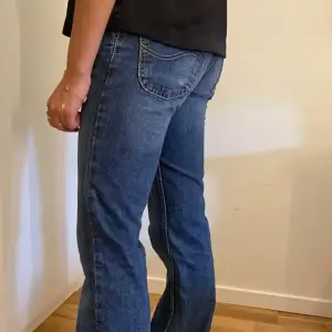Snygga blå jeans från Lee med bootcut och lågmidjade. De är i storlek 34 och är långa i benen. 