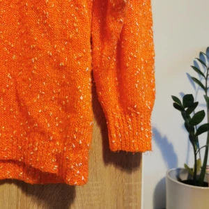 (S) Orange stickad tröja - Superhärlig orange stickad tröja med långa ärmar och vita krumilurdetaljer. Svårt att uppskatta storlek, men jag på bilden är XS/S, 157cm. (Ska försöka uppdatera med mått). Något mindre hål för huvudet och saknar stretch, så avråder om du vet med dig att du har ett större huvud 😔🎩. Enda anledningen till att jag rensar ut den för annars är den underbar!! 🧡