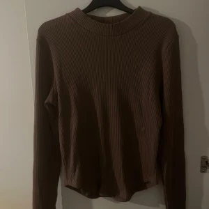 Brun ribbad tröja  - Säljer en stilren brun ribbad tröja med långa ärmar. Aldrig använd! Köpt på Ginatricot. 🤍✨ 