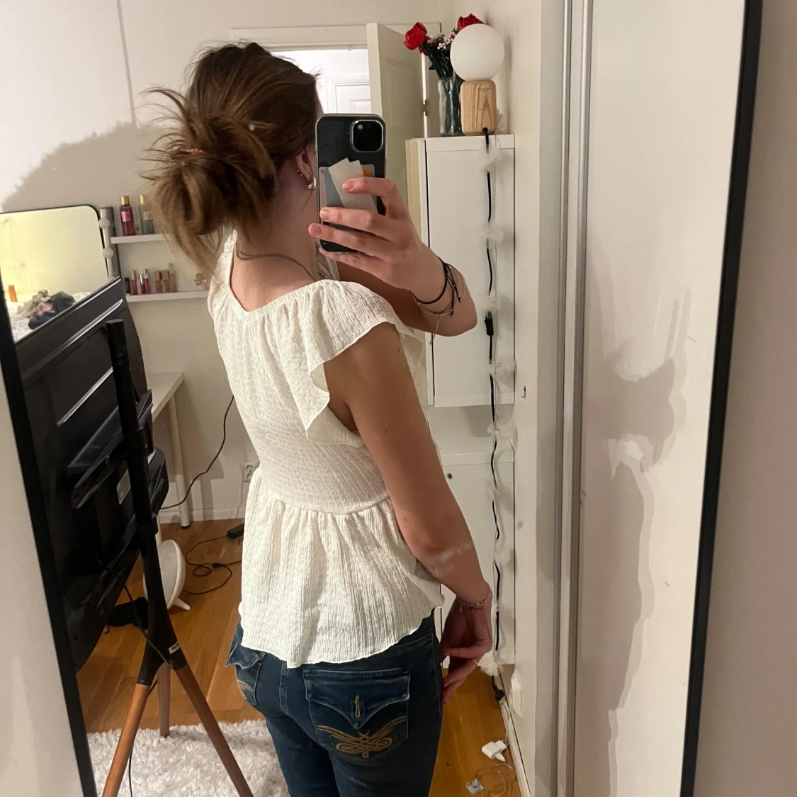 Vit blus med knytning - 1