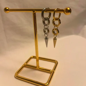 Örhängen  - Finns i guld och silver. Köp för 99kr/st Eller 185kr/ paret. Modell 149 Smyckes ställningen finns även att köpa för 299kr!