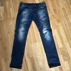 Blå jeans från True Religion - Säljer ett par blå jeans från True Religion med en relaxed skinny passform. De har en snygg tvättad look och klassiska ficksdetaljer.  Har du någon fråga är det bara att skriva! Runt 34 i längd