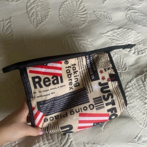 Necessär  - Jättefin necessär från Ruducci, utan tecken på användning. Pris går att diskutera och jag kan skicka fler bilder😊