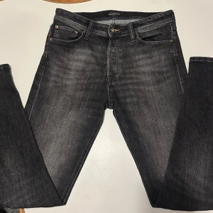 Jack and Jones  - Snygga svarta jeans. Midjemått 30 och längd 34. Perfekt för en snygg stil
