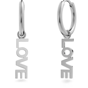 Edblad örhängen  - Snygga och moderna silverfärgade örhängen med hängande texten 'Love' från Edblad. Perfekta för att ge en stilren touch till din outfit. De är lätta och bekväma att bära hela dagen. I stort sätt oanvända 💕