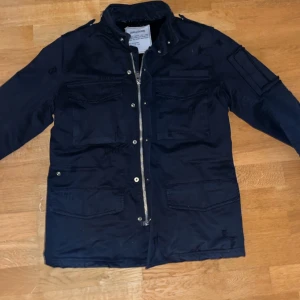 Fieldjacket  - Säljer nu min svarta Fieldjacket från Zadig & Voltaire! Den är perfekt för vintern med päls på insidan. Den har slitningar och små detaljer som ger den en unik look. 8/10 skick, märket där inne har lossnat i ena hörnet men inget man märker. 