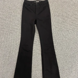 Svarta Jeans  - Högmidjade bootcut jeans från Cubus (Innerbenslängd 79 cm) 