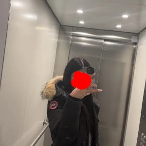 Canada goose  - Säljer en äkta Canada goose jacka med äkta päls , storlek S , god skick inga skador . Köpt för 9000 men säljer för 1200 , kan få ner nån hundring vid snabb affär kan även tänka mig byta mot en lång vinterjacka (parajumper/canada/Frustockholm)