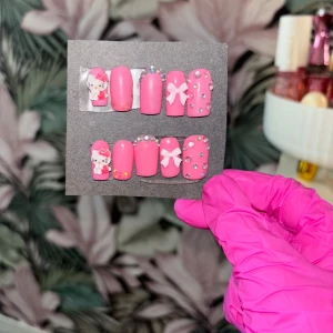 Handmålade press on nails - Snygga rosa lösnaglar dekorerade med söta rosetter och glitter Perfekta för att ge dina händer en extra touch av stil och elegans. Storlek S, fil,nagelbandsputtare,lim,och instruktioner medföljer!