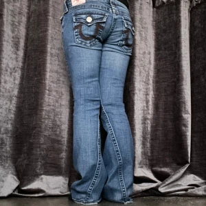 True Religion Jeans - Midjemått rakt över: 36cm                                                  Innerbenslängd: 83cm