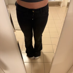 Svarta bootcut jeans från Cheap Monday - Snygga svarta bootcut jeans från Cheap Monday, köpta på weekday. Helt oanvända så mycket bra skick, storlek 26/30