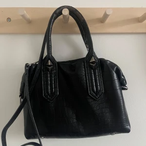 Zara handväska - Så snygg Zara handväska med nitar i svart läder