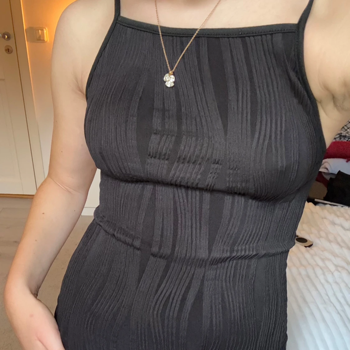 Svart långklänning med smala axelband - 2