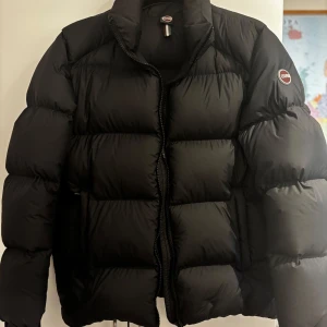 Colmar jacka - Säljer en snygg svart dunjacka från Colmar. Nypris 6700 och bara använd några fåtal gånger. Jackan är i perfekt skick. Den är varm och skön och perfekt för vintersäsongen. Hör av dig vid funderingar! 