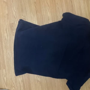 Mörkblå pikétröja från Ralph Lauren -                                                                             Priset kan diskuteras! Säljer en klassisk mörkblå pikétröja från Ralph Lauren med den ikoniska loggan broderad på bröstet. Tröjan har korta ärmar och en nummerdetalj på ärmen. Perfekt för en stilren look.