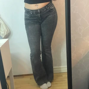Grå bootcut jeans - Säljer dessa jeans eftersom dom aldrig används, dom är använda typ 3 gånger.