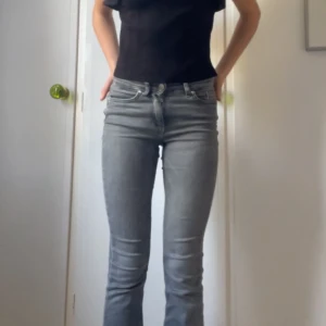 Grå bootcut jeans från ONLY - Snygga grå bootcut jeans från ONLY i storlek XS. Stretchiga jeans i ett bra skick. Funderar ni över nått är det bara att höra av sig
