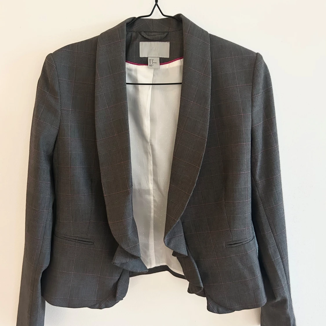 Grå kavaj med frill - 90