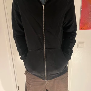 Svart jacka från Depalma Workwear - Säljer en svart jacka från Depalma Workwear i storlek M. Jackan har en dragkedja framtill. Perfekt för en stilren look.